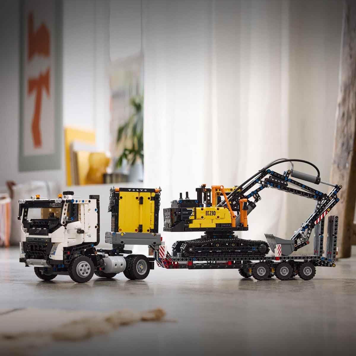 LEGO Technic 42175 Volvo FMX LKW mit EC230 Electric Raupenbagger, Baufahrzeug Spielzeug-Bausatz & Geschenkset für Kinder ab 10 Jahren
