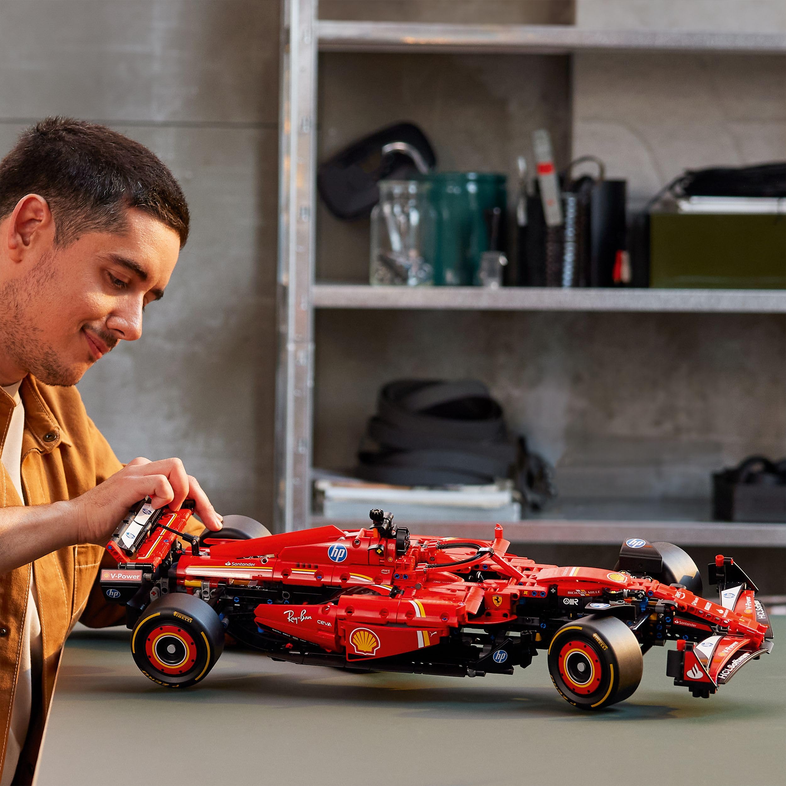 LEGO Technic 42207 Ferrari SF-24 F1 Rennwagen 1:8 mit V6-Motor, Getriebe, Lenkung & DRS, detailreicher Modellauto-Bausatz für Erwachsene