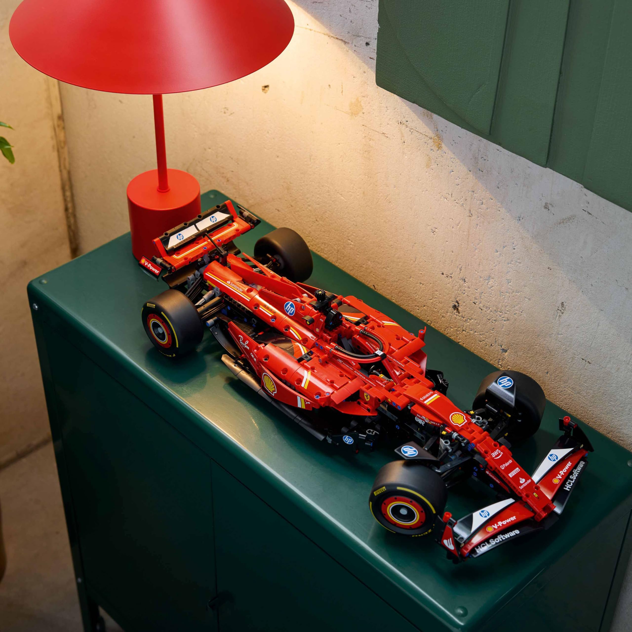 LEGO Technic 42207 Ferrari SF-24 F1 Rennwagen 1:8 mit V6-Motor, Getriebe, Lenkung & DRS, inkl. Speed Champions 30709 Polybag Sammlerset