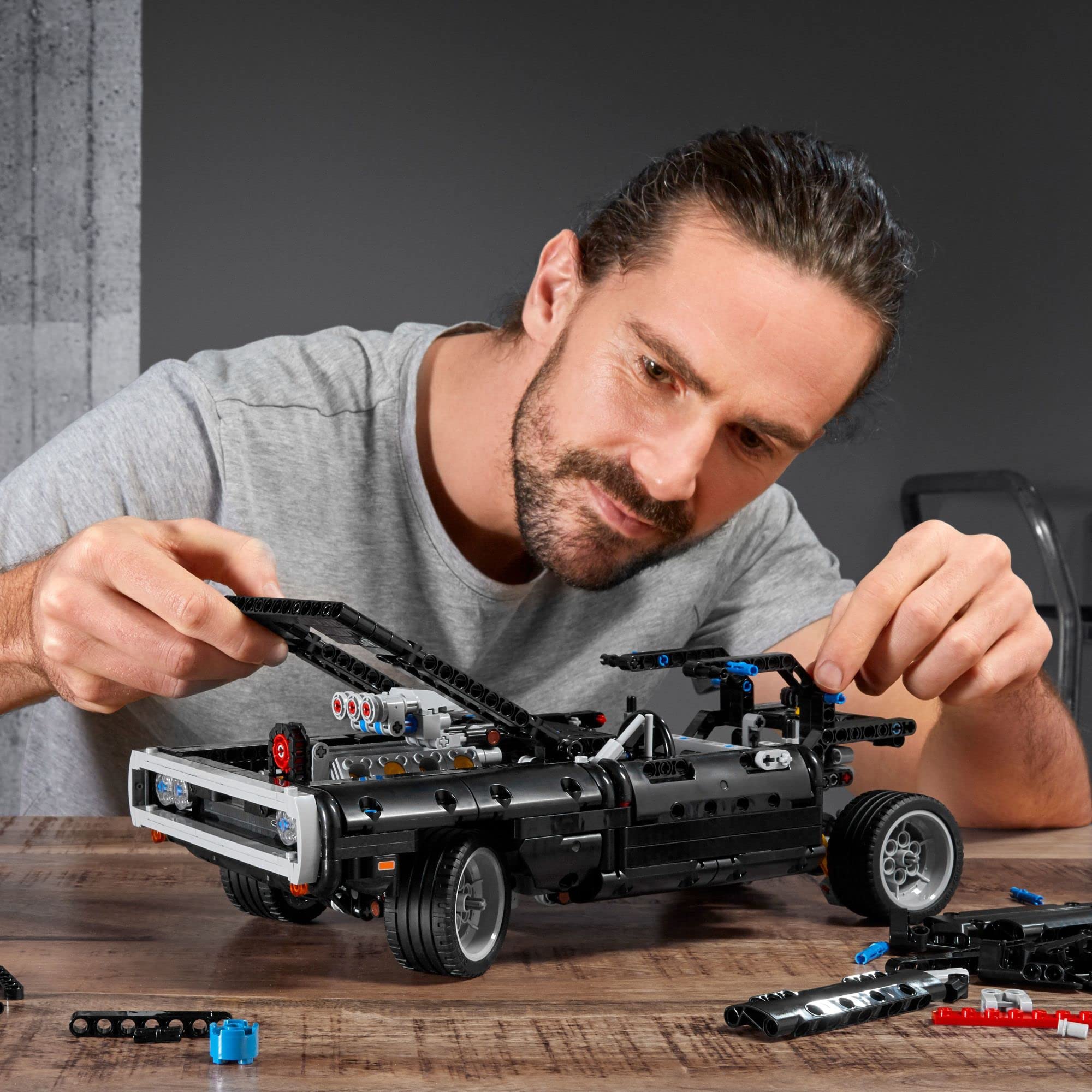 LEGO 42111 Technic Dom's Dodge Charger, Fast and Furious Modellauto Bauset, Jungen, Mädchen, Männer, Frauen, ikonisches Sammlerset