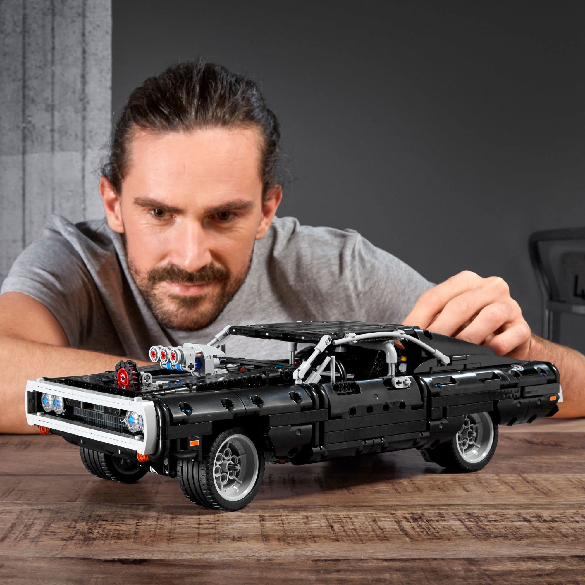 LEGO 42111 Technic Dom's Dodge Charger, Fast and Furious Modellauto Bauset, Jungen, Mädchen, Männer, Frauen, ikonisches Sammlerset